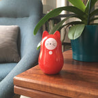 Daruma Neko Rosso – simbolo di desideri e obiettivi