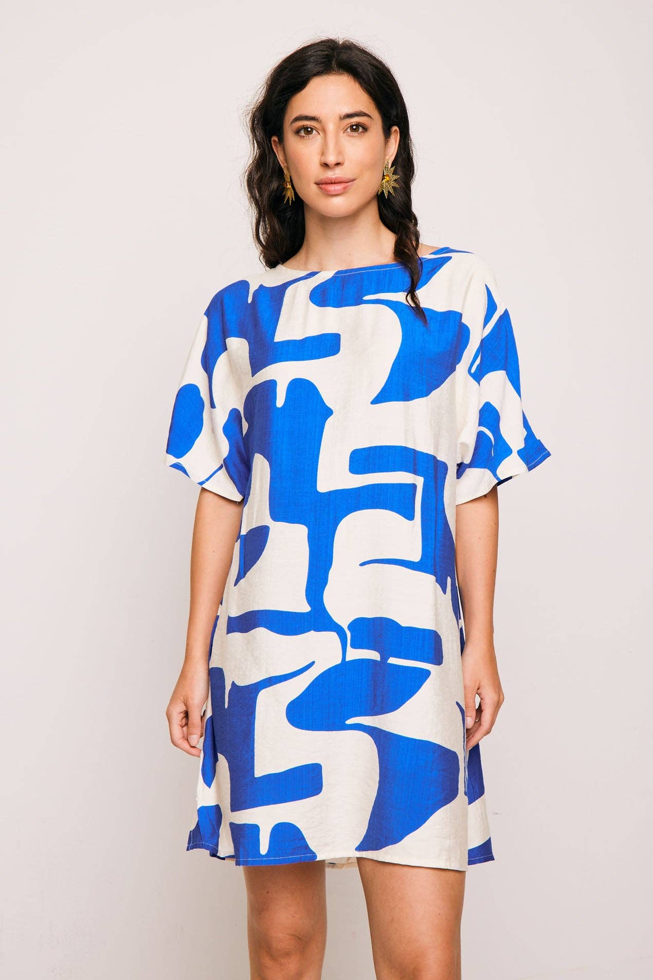 Abito fluido con stampa grafica blu – Indossabile anche al contrario