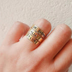 Mano che indossa anello a tre giri con scritta Un giorno alla volta