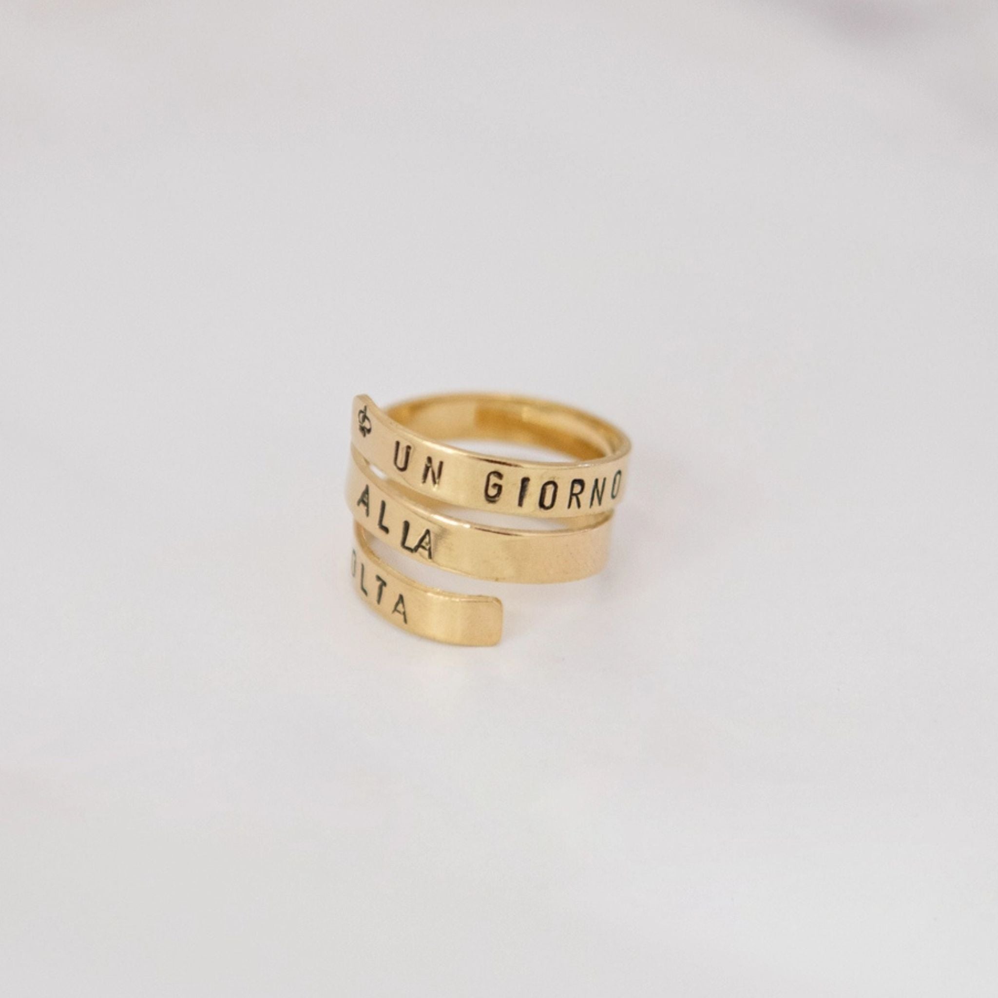 UN GIORNO ALLA VOLTA ring