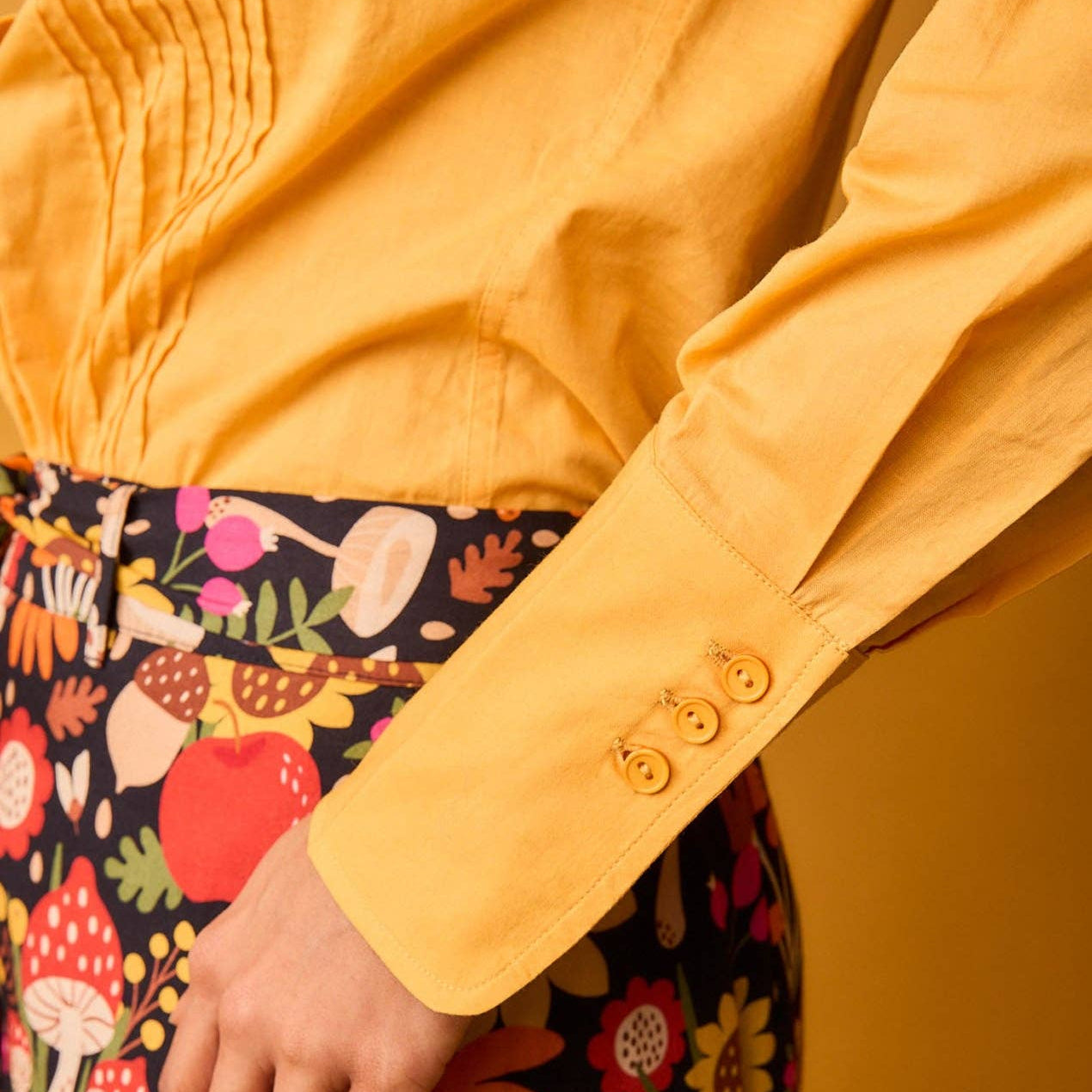 Camicetta gialla in cotone – Linee essenziali