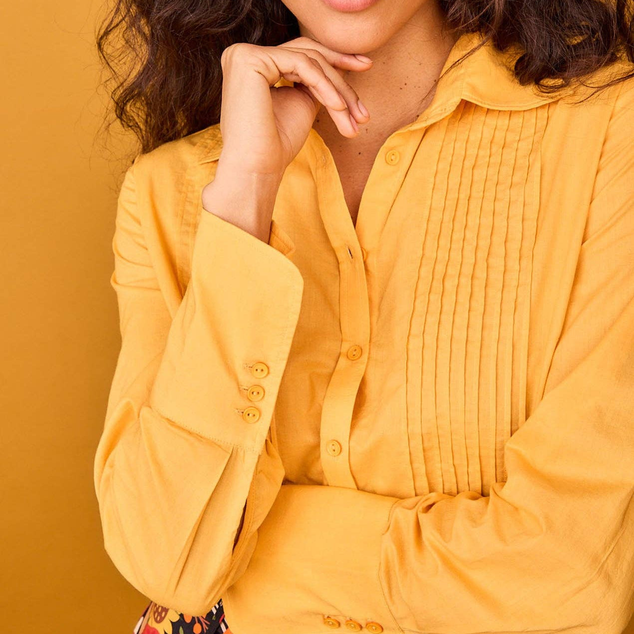Camicetta gialla in cotone – Linee essenziali