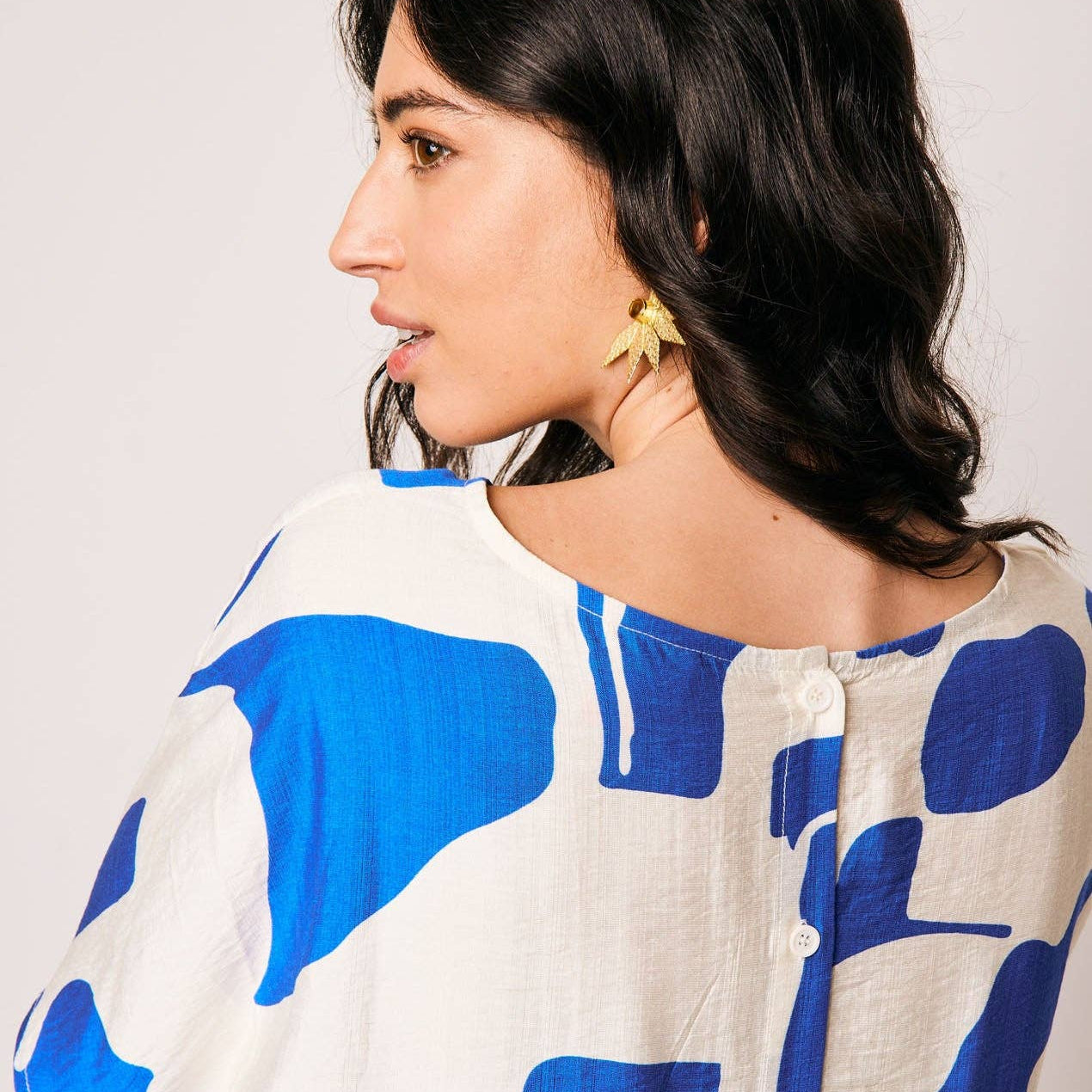 Abito fluido con stampa grafica blu – Indossabile anche al contrario