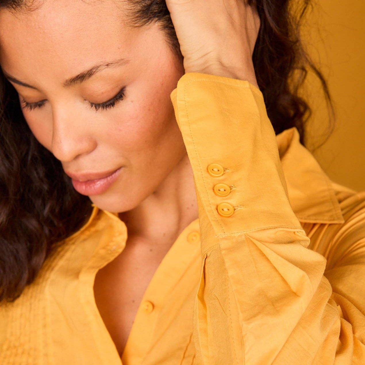 Camicetta gialla in cotone – Linee essenziali