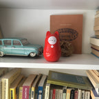 Daruma Neko Rosso – simbolo di desideri e obiettivi