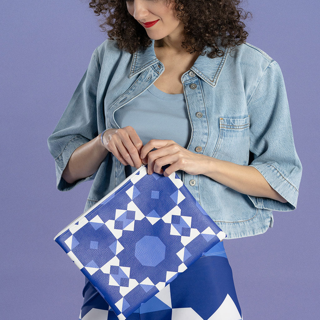 Pochette in ecopelle texture blu